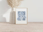 Tirage A4 encadré avec cadre bois clair, illustration d’alocasia bleue sur fond clair.