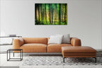 Tableau encadré rectangulaire : forêt verte et jaune, troncs verticaux.
