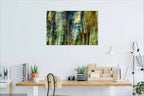 Tableau rectangulaire abstrait sur mur, cadre clair, tons verts et bleus