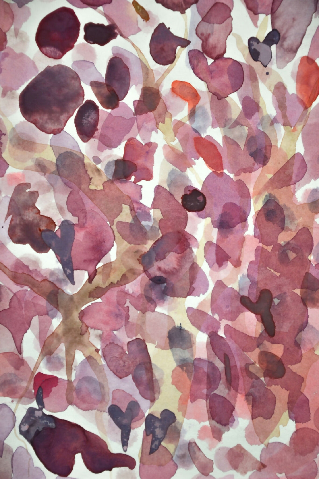 Gros plan aquarelle d’un arbre aux feuilles et fleurs rose, violet et brun