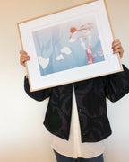Affiche encadrée L'envol tenue par une personne, illustration avec parapluie et formes