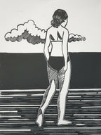 Affiche noir et blanc encadrée, femme debout jouant de la guitare sous des nuages.