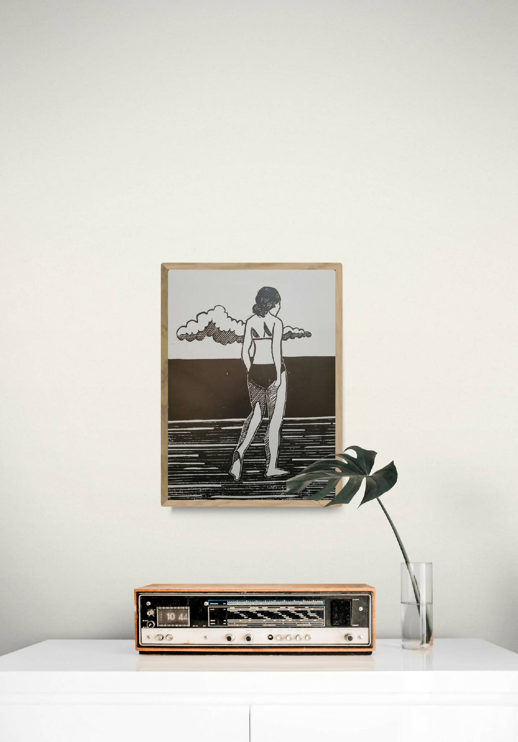 Affiche encadrée, illustration noir et blanc d’une femme jouant de la guitare et nuages.