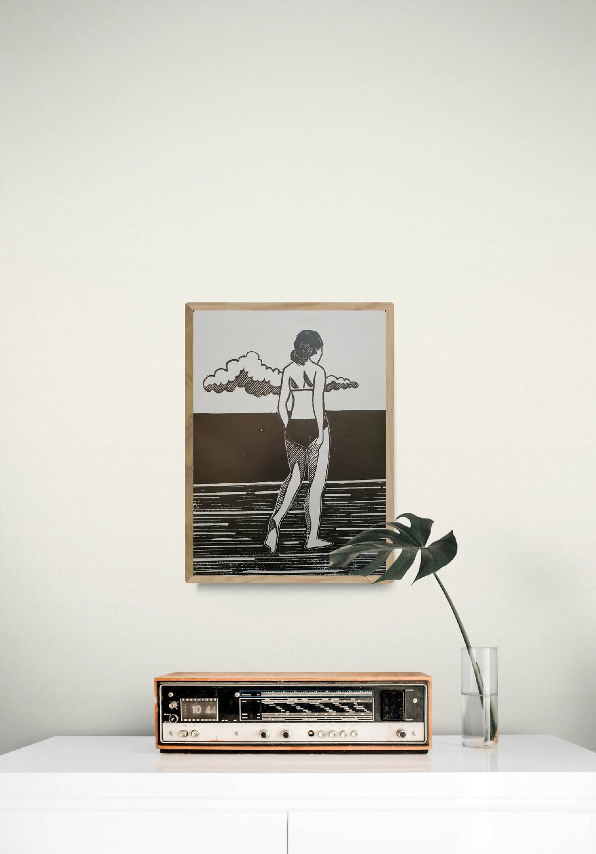 Affiche encadrée, illustration noir et blanc d’une femme jouant de la guitare et nuages.