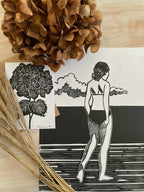 Affiche encadrée, illustration noir et blanc d’une femme jouant de la guitare et nuages.