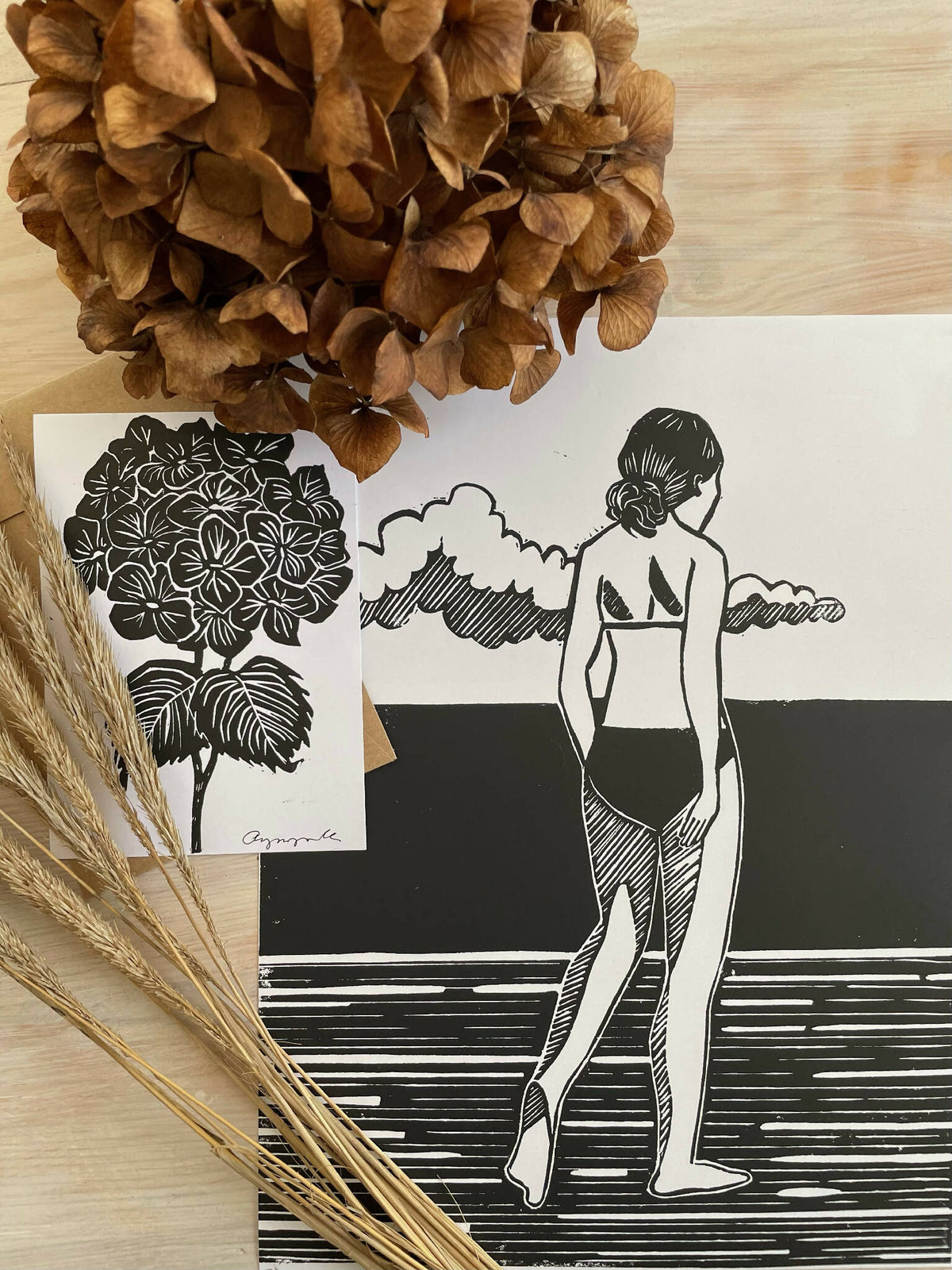 Affiche encadrée, illustration noir et blanc d’une femme jouant de la guitare et nuages.