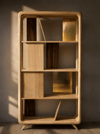 Bibliothèque en bois à étagères ouvertes, panneaux texturés et pieds inclinés.