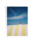 Affiche paysage de plage avec parasol et serviette à rayures jaunes et blanches