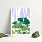 Affiche botanique : rideaux lavande, grandes feuilles vertes et fleurs blanches.