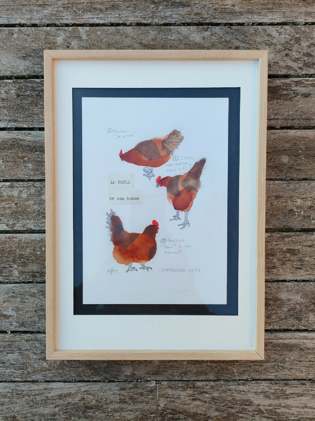 Encadrement en bois d’une illustration de trois poules colorées