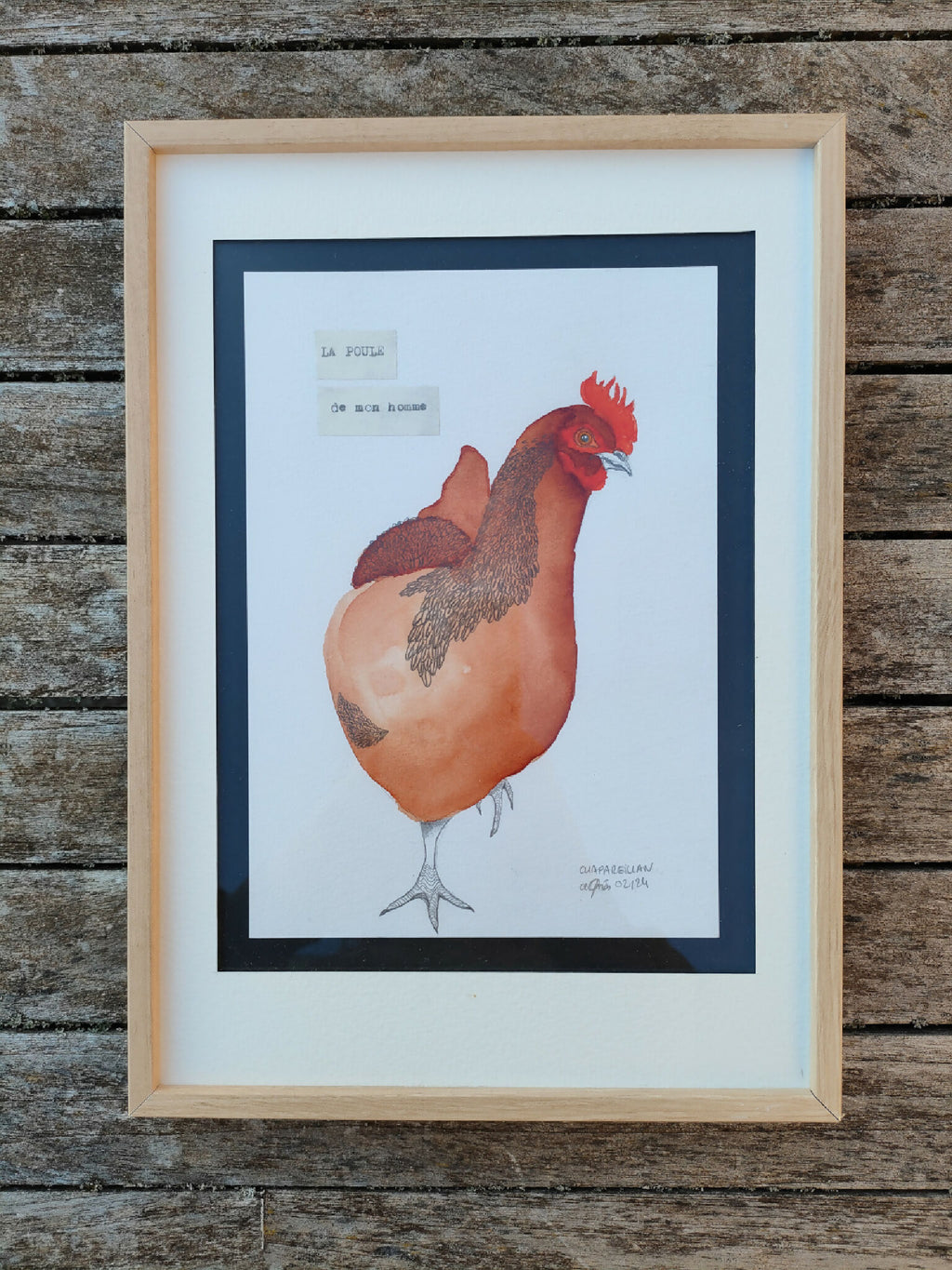 Illustration encadrée d’une poule rouge et grise, sur fond clair.