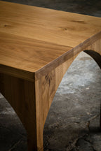 Table en bois clair : plateau rectangulaire et pied à angle arrondi