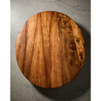 Table basse ronde en bois, dessus aux nœuds et veinage vertical, vue de dessus