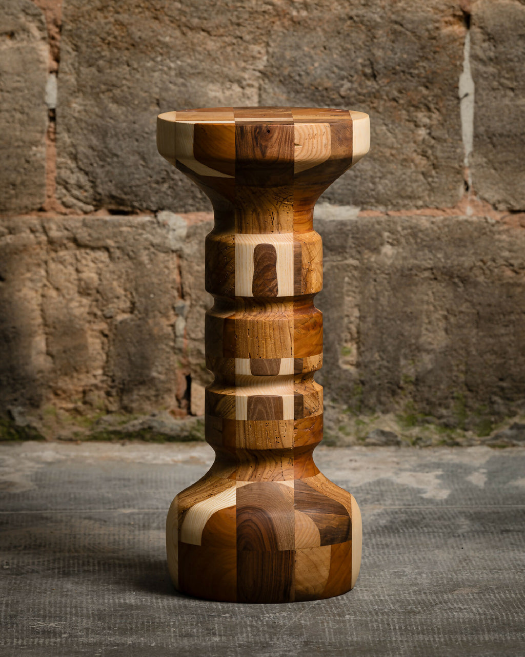 Table d’appoint en bois sculpté, forme cylindrique avec motifs en blocs