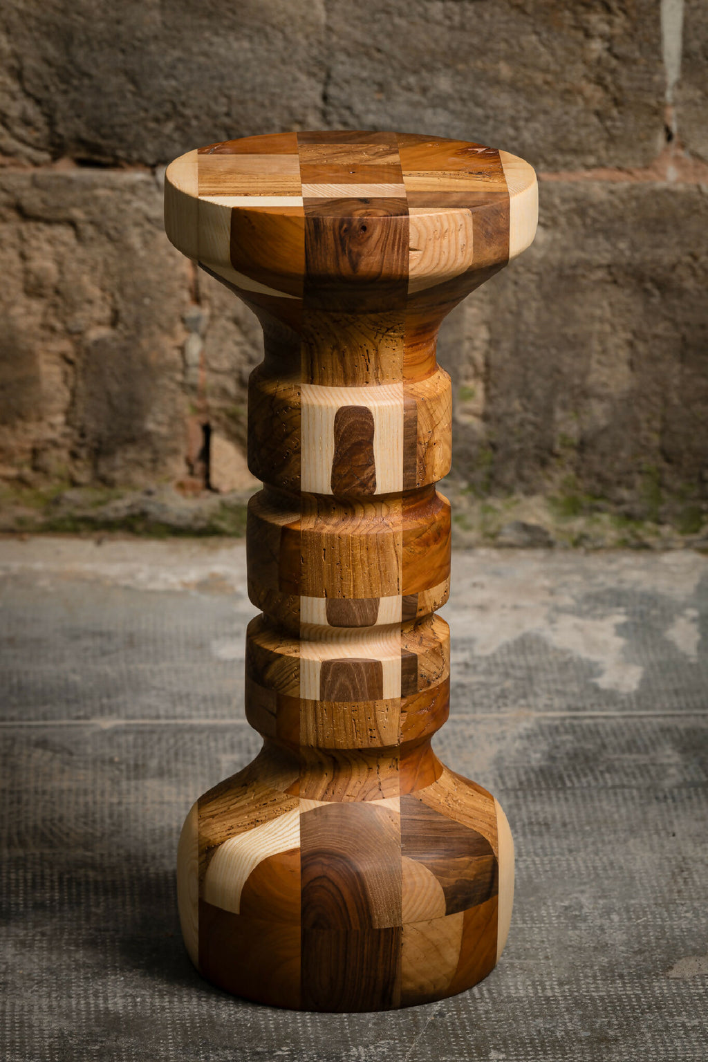 Table d’appoint en bois massif, dessus rond et piètement à panneaux
