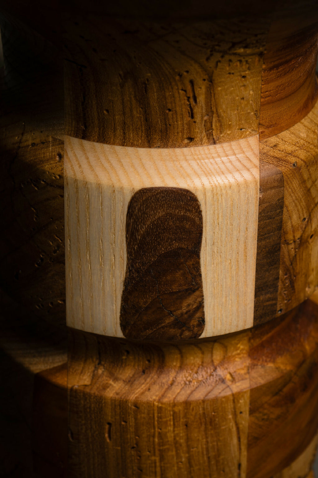 Zoom sur un motif du piètement de table d’appoint en bois, insert sombre