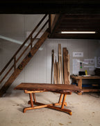 Table en bois massif, vue d’ensemble du piètement et de l’assemblage sous le plateau.