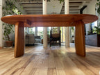 Table Squinch en bois, plateau ovale et pieds massifs, finition lisse