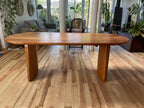 Table Squinch en bois massif, plateau allongé et pieds épais, vue de face