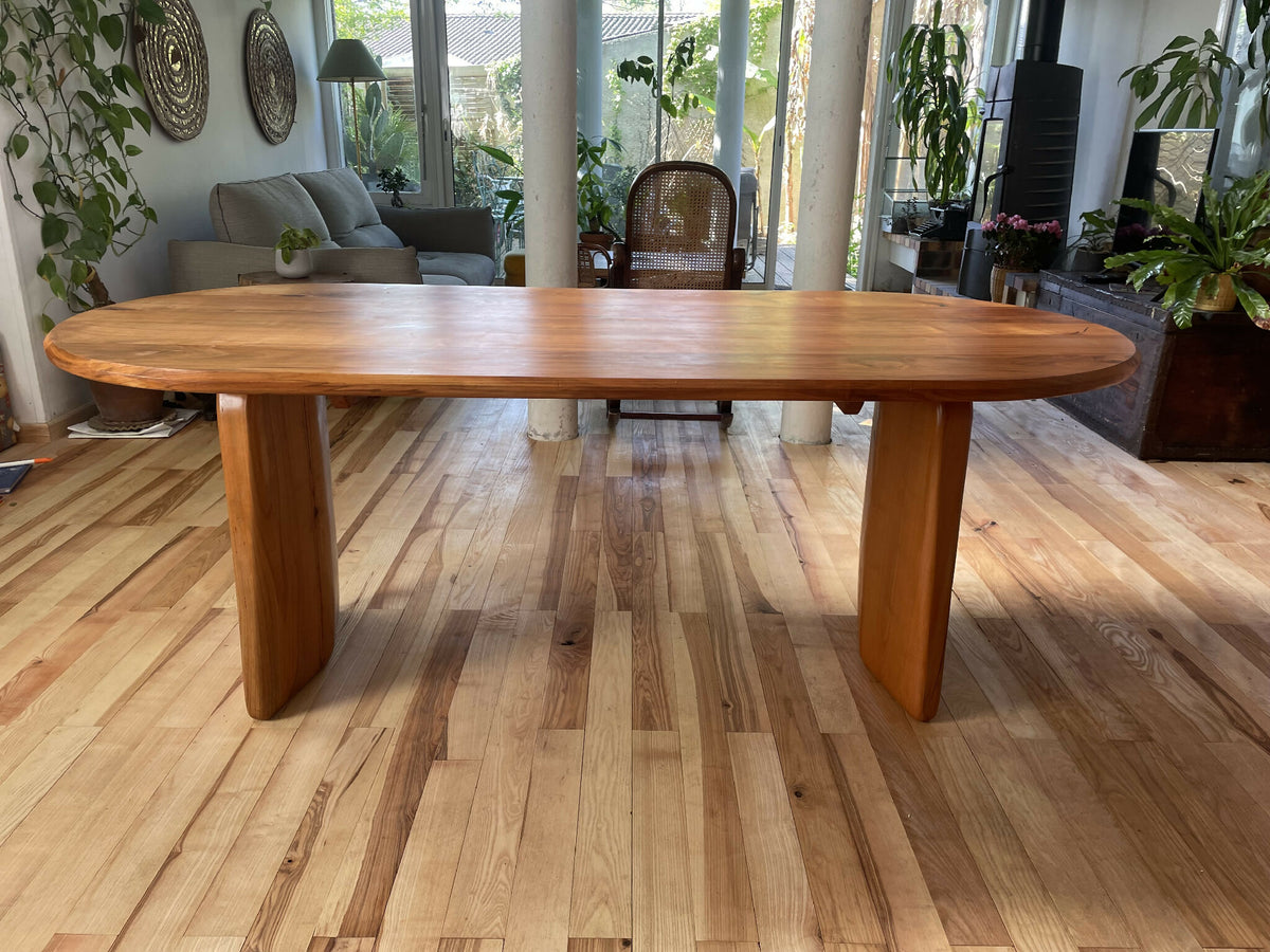 Table Squinch en bois massif, plateau allongé et pieds épais, vue de face