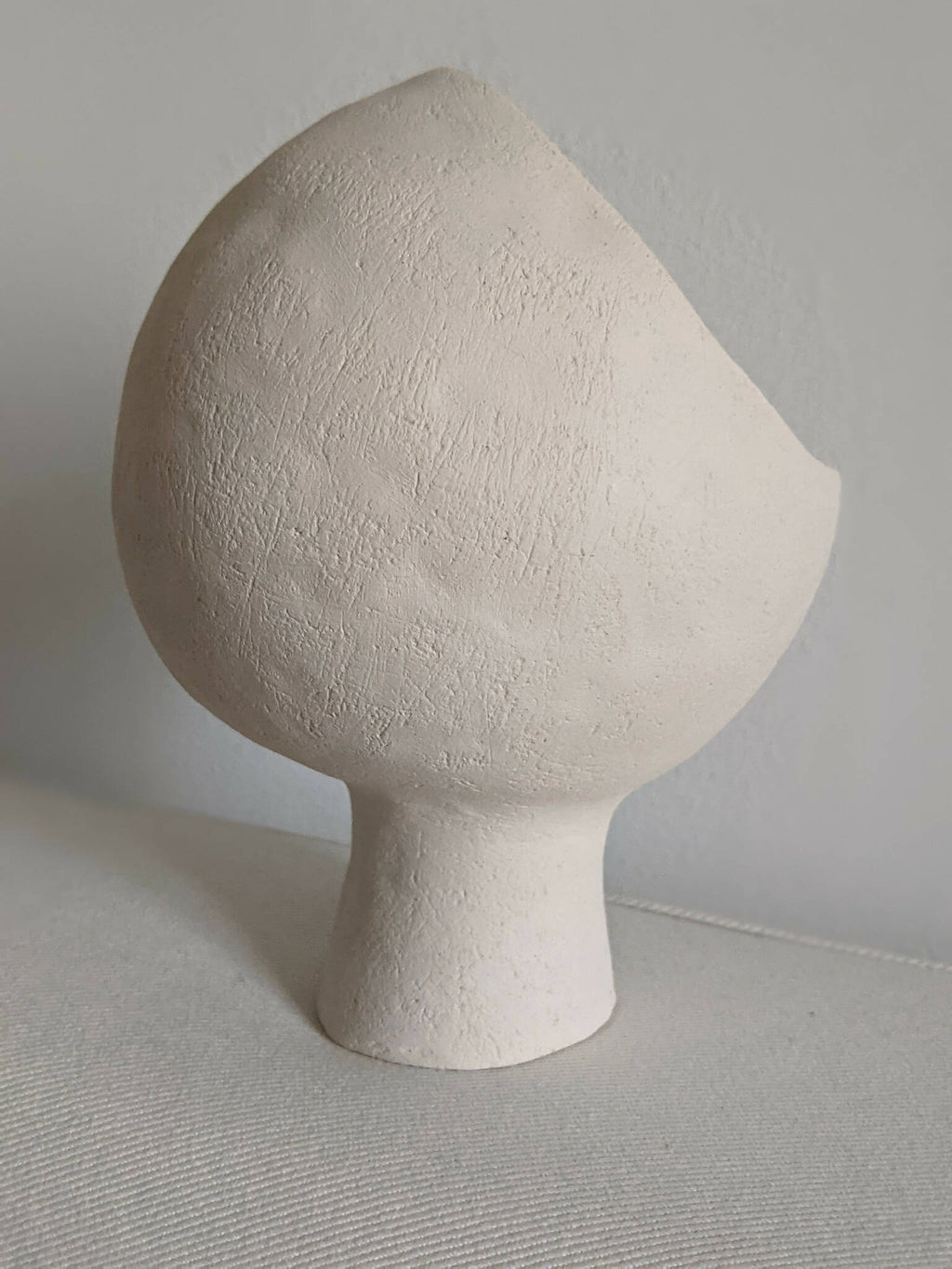 Lampe années 60 en céramique beige clair, silhouette sculptée et ouverture sur le dessus