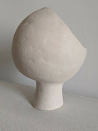 Lampe années 60 en céramique beige clair, silhouette sculptée et ouverture sur le dessus