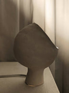 Lampe années 60 en céramique beige, vue de dos avec base cylindrique