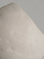 Lampe années 60 en céramique beige clair, gros plan sur la texture en relief