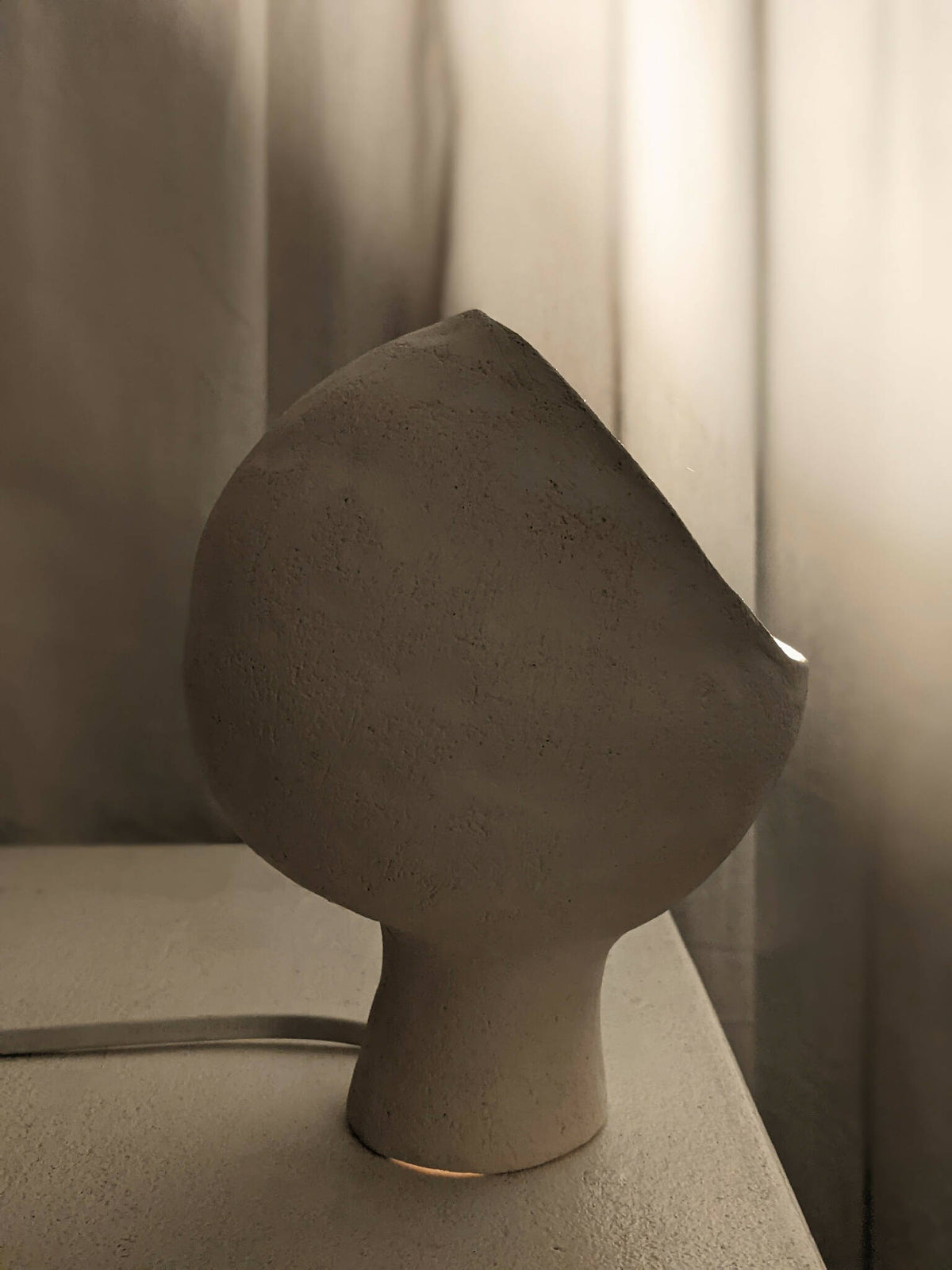 Lampe années 60 en céramique beige, vue à trois-quarts avec câble raccordé