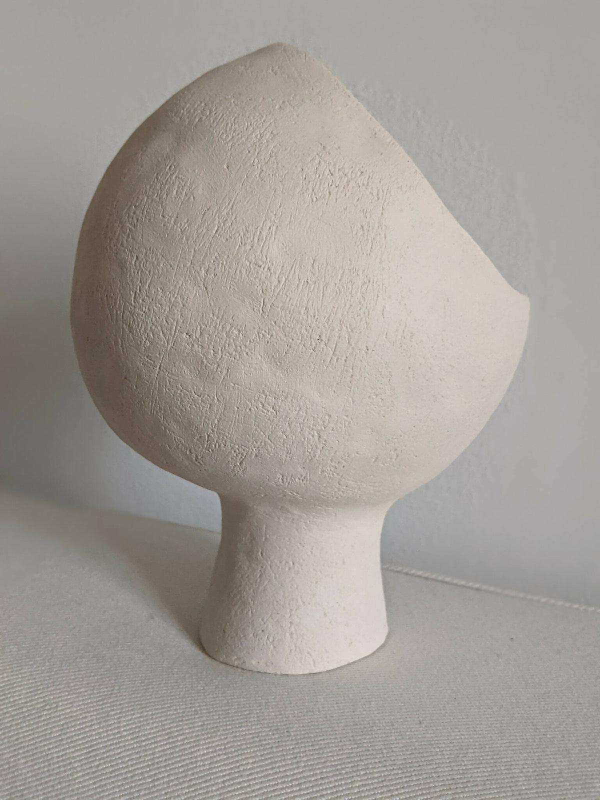 Lampe années 60 en céramique blanc cassé, silhouette asymétrique et surface texturée