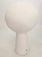 Lampe à poser design blanche, vue de face, petit trou en bas du socle