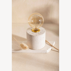 Lampe à poser ESMA avec base cylindrique effet pierre beige et globe en verre