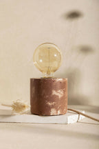 Lampe à poser à ampoule globe claire, base cylindrique marron texturée, finition laiton