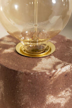 Lampe à poser : ampoule globe claire sur base dorée, pied cylindrique marron