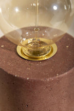 Lampe à poser : ampoule globe claire et base dorée, pied cylindrique marron