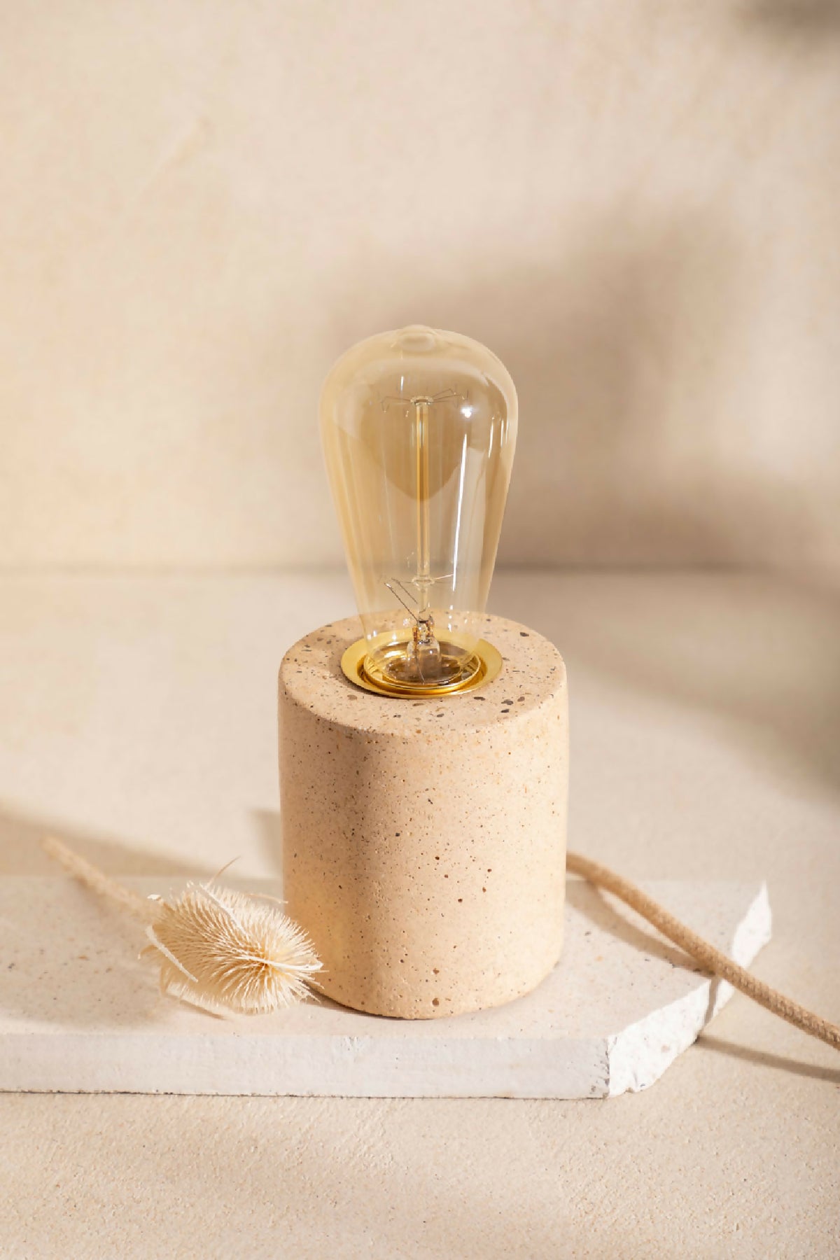 Lampe à poser LUNA à base cylindrique beige clair texturée et ampoule en verre transparent