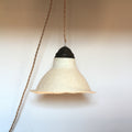 Lampe baladeuse BOHEME suspendue, abat-jour conique beige et coiffe noire