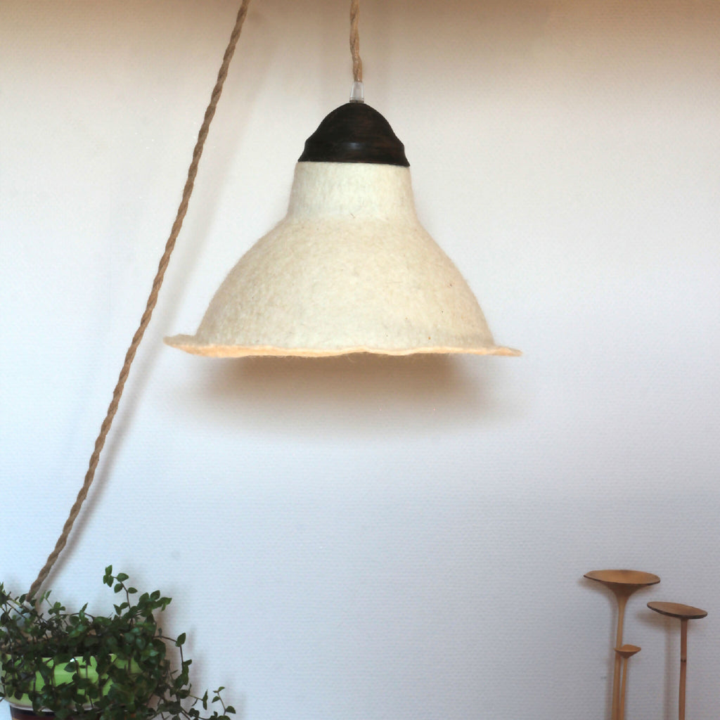 Lampe baladeuse BOHEME suspendue, abat-jour conique beige au bord légèrement ondulé