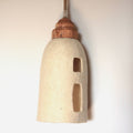 Lampe baladeuse avec abat-jour en feutre clair et deux ouvertures rectangulaires sur le côté