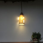 Lampe baladeuse allumée, abat-jour en feutre clair avec ouvertures découpées, lumière chaude