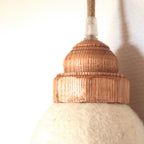 Lampe baladeuse : détail du haut en bois tressé et du cordon avec abat-jour en feutre