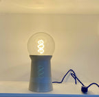 Lampe Imbuto base bleue, ampoule sphérique et filament spirale, câble bleu et prise