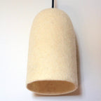 Abat-jour de lampe lanterne en feutre beige, vue du dessous
