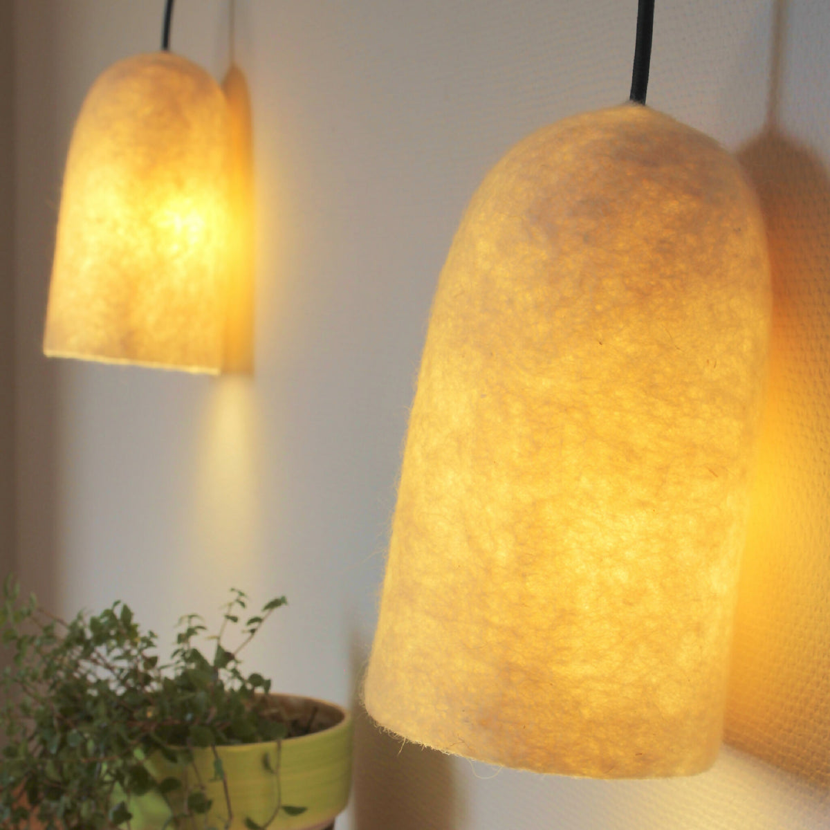 Lanterne suspension en feutre beige, abat-jour allumé lumière chaude