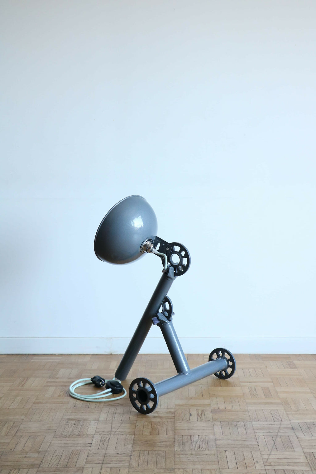 Lampe sur trépied à abat-jour bleu-gris et bras articulés, base à roues