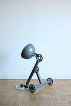 Lampe sur trépied à abat-jour bleu-gris et bras articulés, base à roues