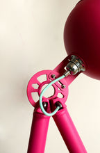 Lampe UMARELL Ettore rose, gros plan sur fixation de la tête et câblage