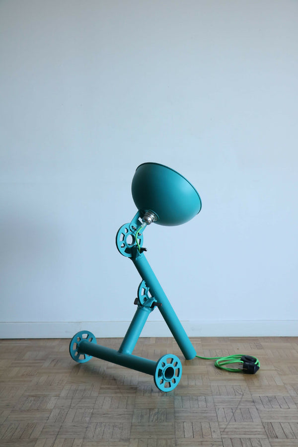 Lampe UMARELL en bleu-vert, bras articulés et abat-jour conique avec câble
