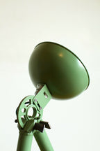 Lampe trépied vert, abat-jour et mécanisme d’orientation avec interrupteur