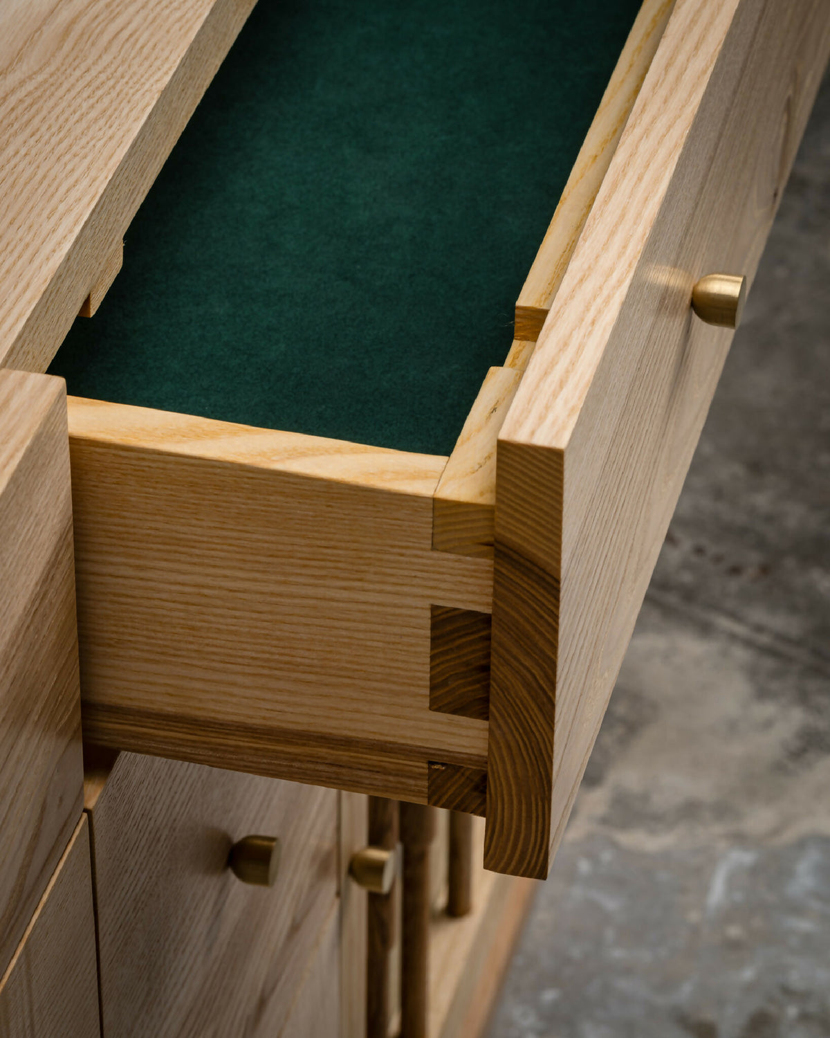 Intérieur du buffet avec compartiment vert foncé et poignée en métal